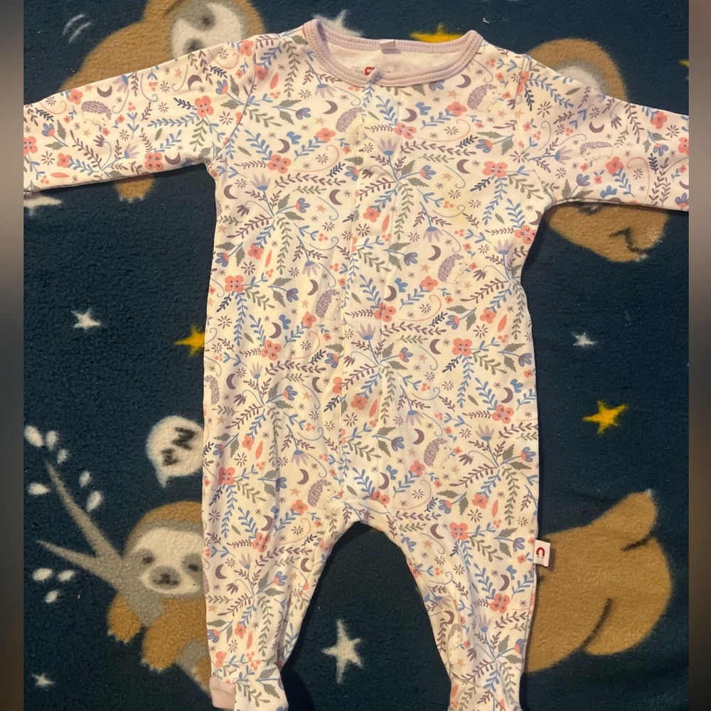 White pjs with some cute designs. Only worn once. Size 0-3 months.